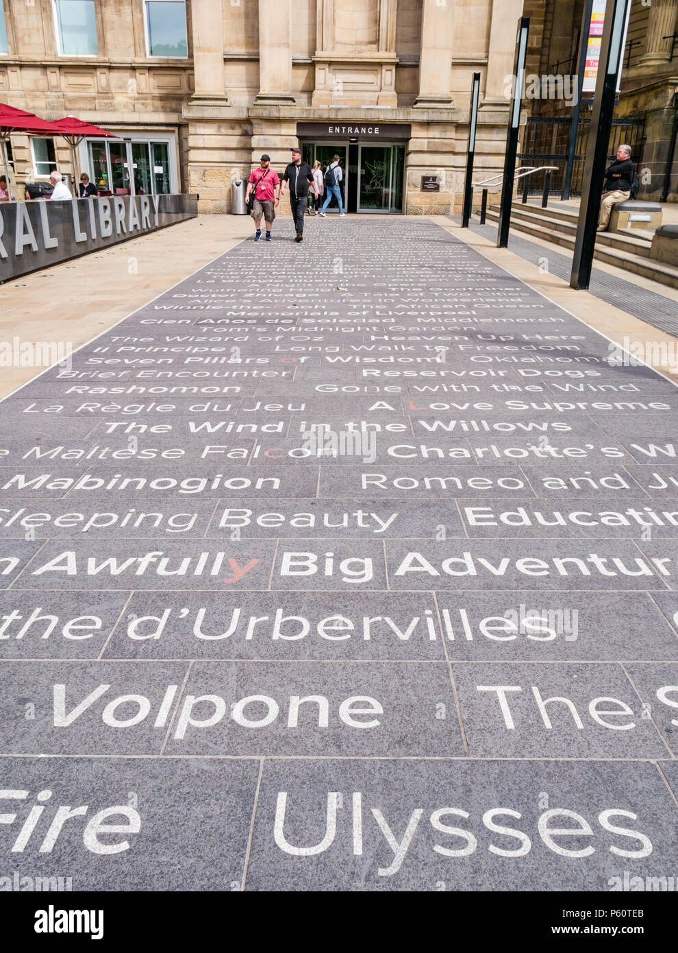 Entrée unique avec pavé littéraire avec noms de livres, Liverpool Central Library, William Brown Street, Liverpool, Angleterre, Royaume-Uni Banque D'Images