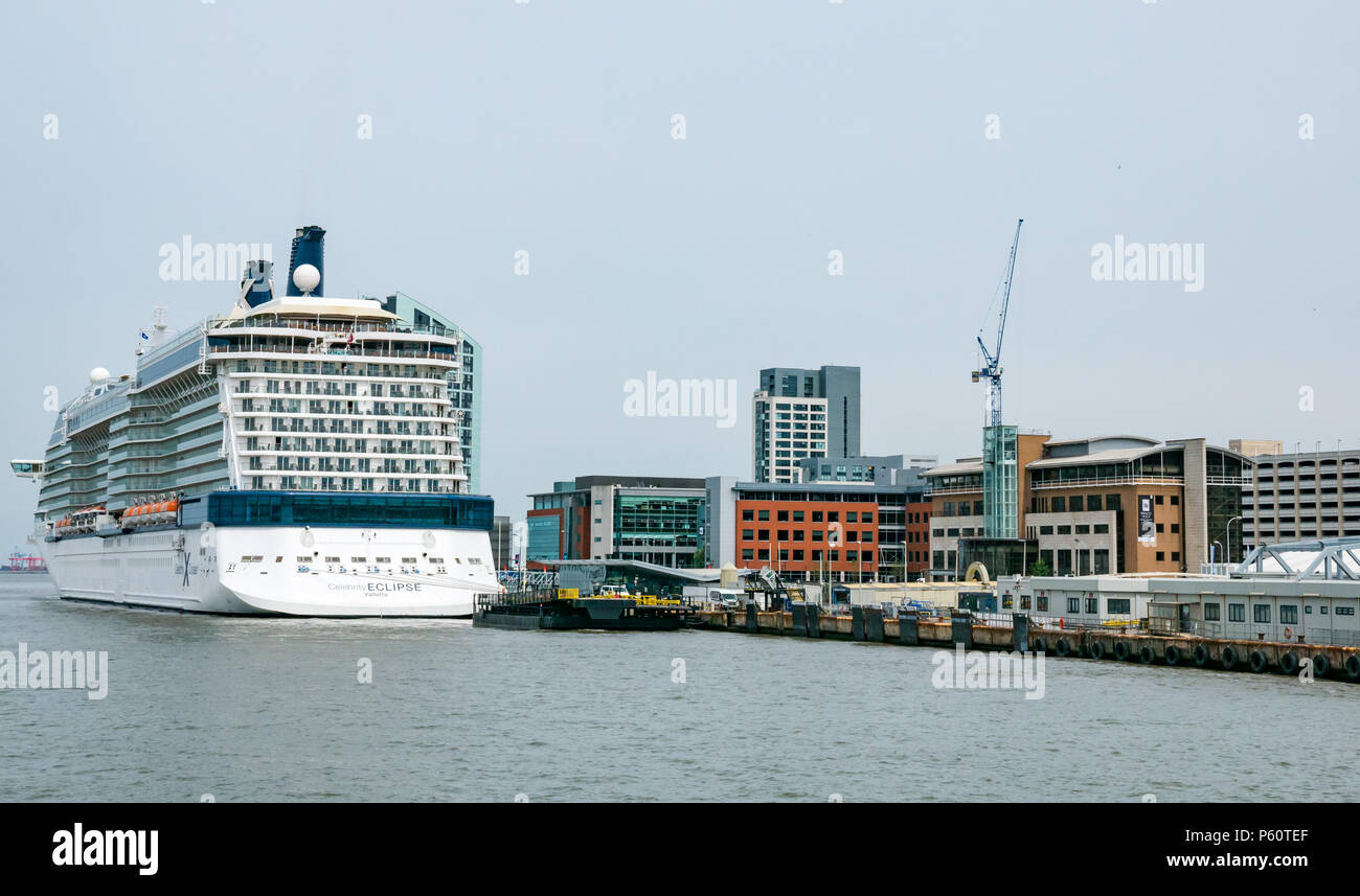 Eclipse Celebrity Solstice, navire de croisière de classe, exploité par Celebrity Cruises, amarré dans le port de Liverpool, Mersey, England, UK Banque D'Images