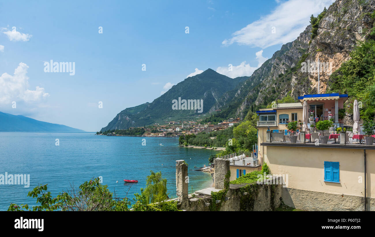 La structure de l'hôtel sur le lac de Garde de Limone sul Garda, une petite ville donnant sur le lac de Garde Banque D'Images