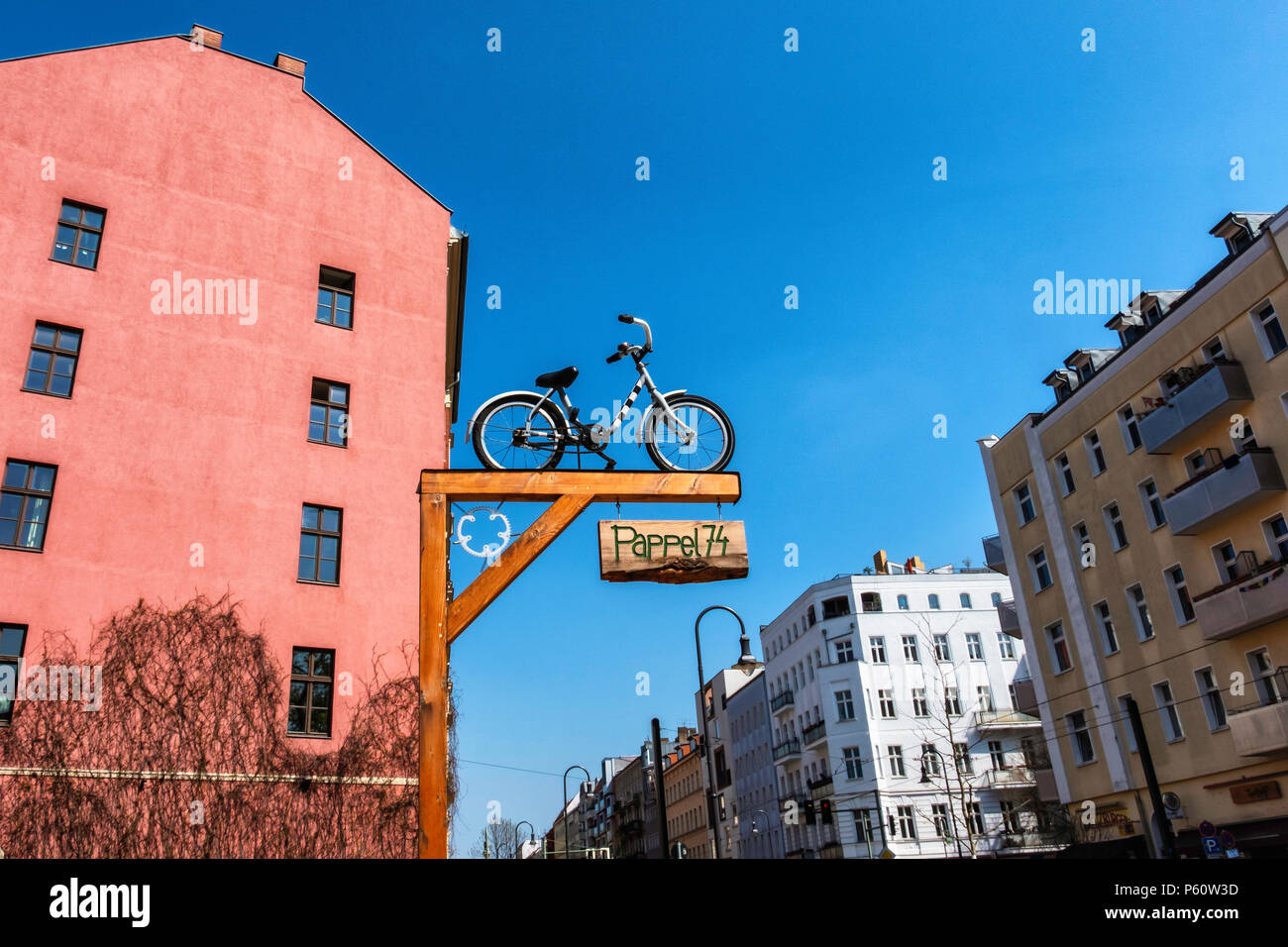 Berlin Prenzlauer Berg,Papell 74 Centre jeunesse signe, Location sur support en bois contre le ciel bleu Banque D'Images