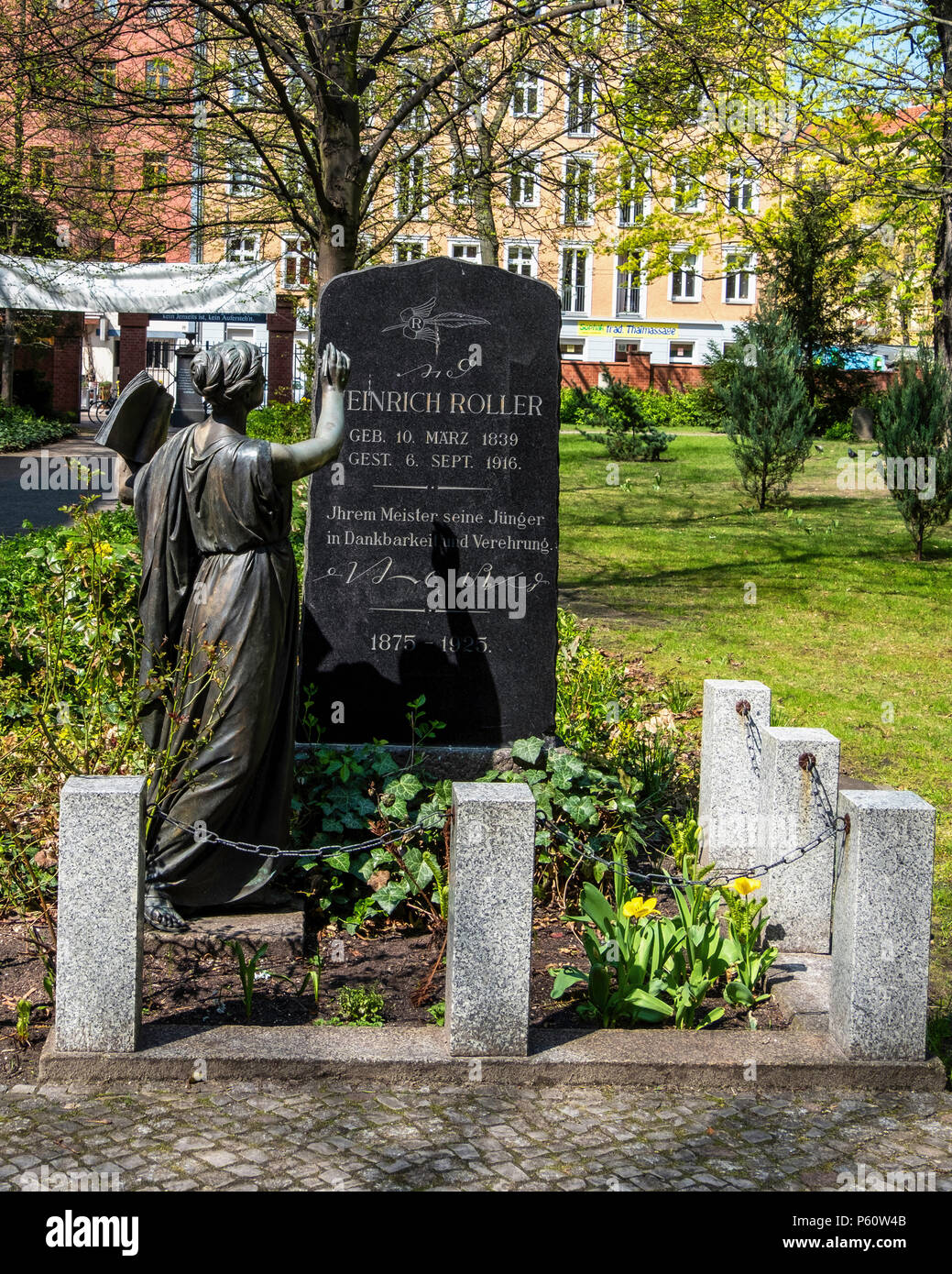 Berlin Prenzlauer Berg, Freidhof Pappelallee, Tombe d'Heinrich Roller aka Roland vom Hochplateau, inventeur d'un système d'abréviation allemande. Par cimetière Banque D'Images