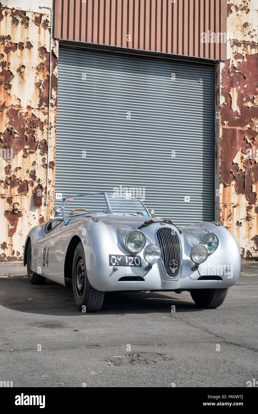 1950 Jaguar XK120 OTS à Bicester Heritage Centre. Oxfordshire, Angleterre Banque D'Images