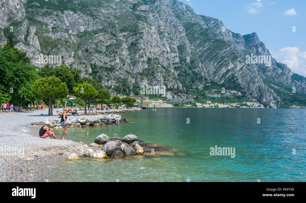 Les gens à la plage, Limone sul Garda, Lac de Garde, province de Brescia, Lombardie, Italie, Europe Banque D'Images