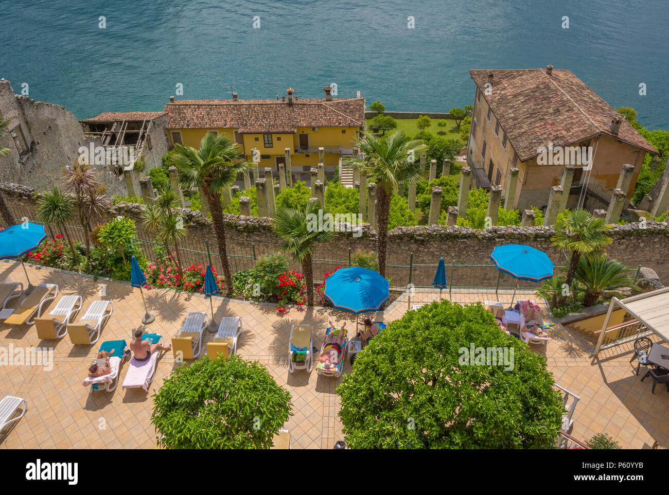 La structure de l'hôtel sur le lac de Garde de Limone sul Garda, une petite ville donnant sur le lac de Garde Banque D'Images