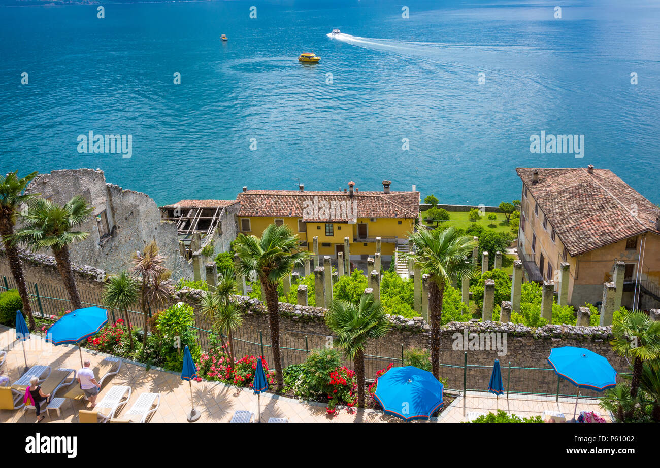 La structure de l'hôtel sur le lac de Garde de Limone sul Garda, une petite ville donnant sur le lac de Garde Banque D'Images