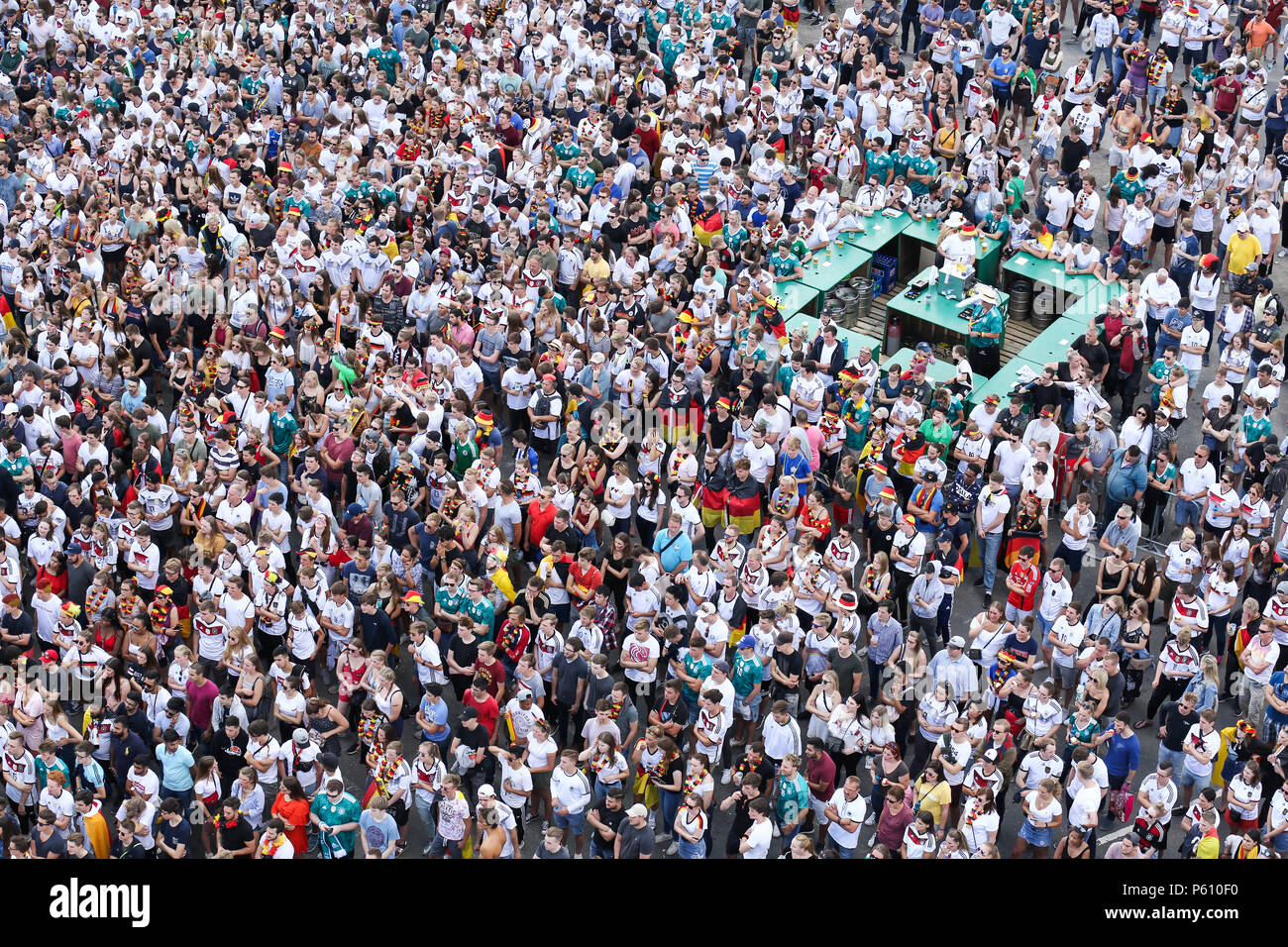 Francfort, Allemagne, Allemagne, Hambourg. 27 Juin, 2018. Des milliers de fans sont ravis de leur équipe au cours de la consultation publique de la ronde préliminaire de la Coupe du Monde Corée du Sud - l'Allemagne. L'Allemagne perd 2 points pour la Corée du Sud. Credit : Ulrich Perrey/dpa/Alamy Live News Crédit : afp photo alliance/Alamy Live News Banque D'Images