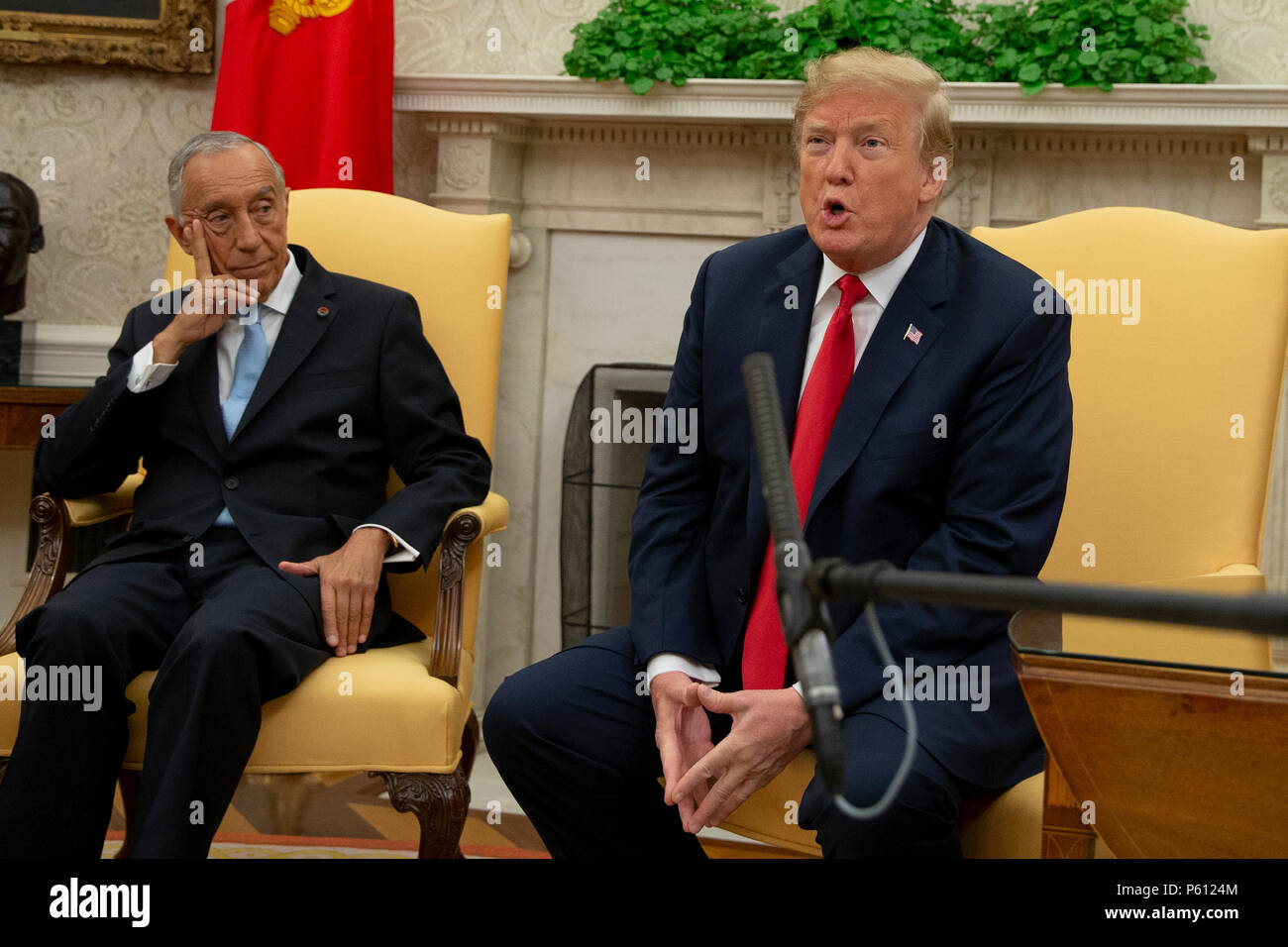 Le Président des Etats-Unis, Donald Trump rencontre le président du Portugal Marcelo Rebelo de Sousa dans le bureau ovale à la Maison Blanche à Washington, DC Le 27 juin 2018. Crédit : Alex Edelman/piscine par CNP | conditions dans le monde entier Banque D'Images