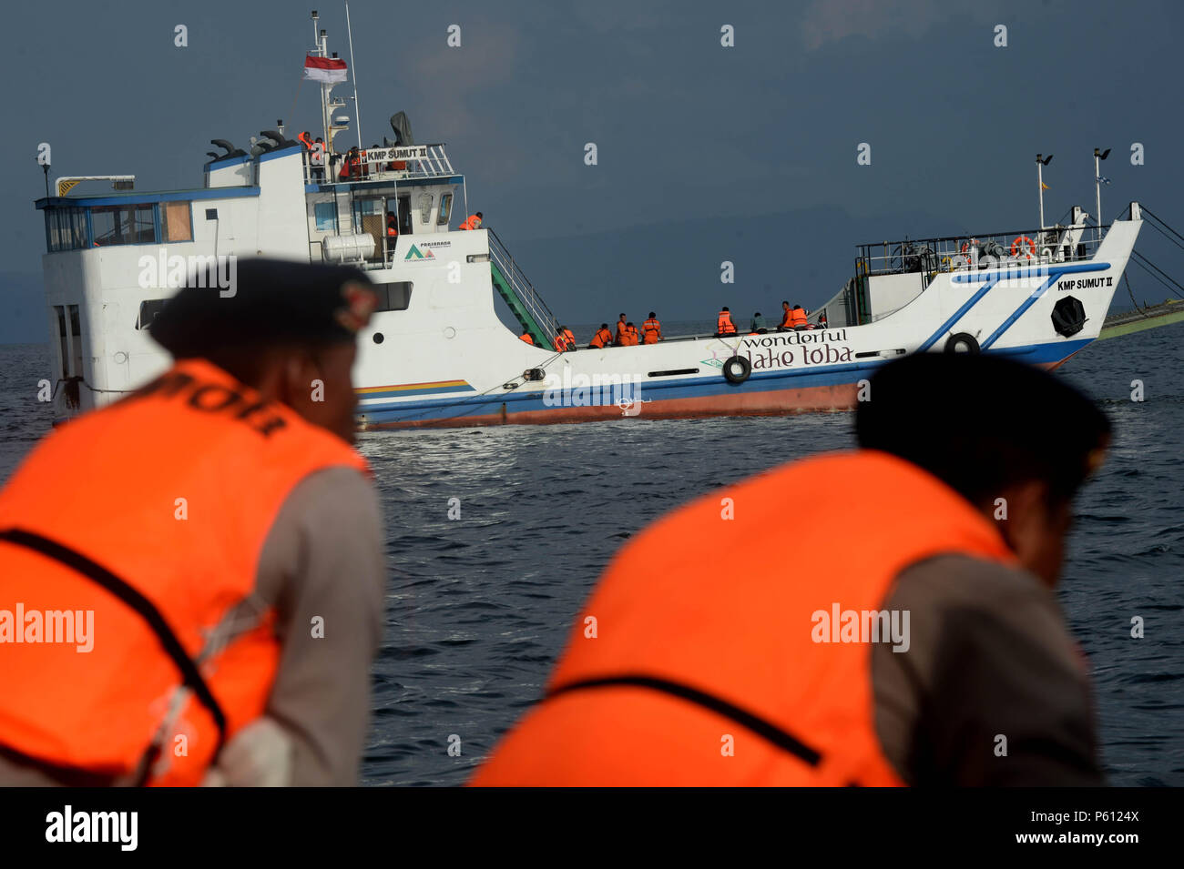 Le nord de Sumatra, en Indonésie. 27 Juin, 2018. Photo prise le 27 juin 2018 montre que les personnes prenant part à une opération de recherche pour un objet soupçonné que l'épave d'un bateau qui a chaviré dans le Lac Toba la semaine dernière, dans le Nord de Sumatra, en Indonésie. Le bateau a coulé Sinar Bangun le 18 juin après avoir quitté Simanindo port dans le district de Samosir et au moins 4 personnes sont mortes et plus de 192 autres disparus dans l'accident. Ti'Kuncahya Crédit : B./Xinhua/Alamy Live News Banque D'Images