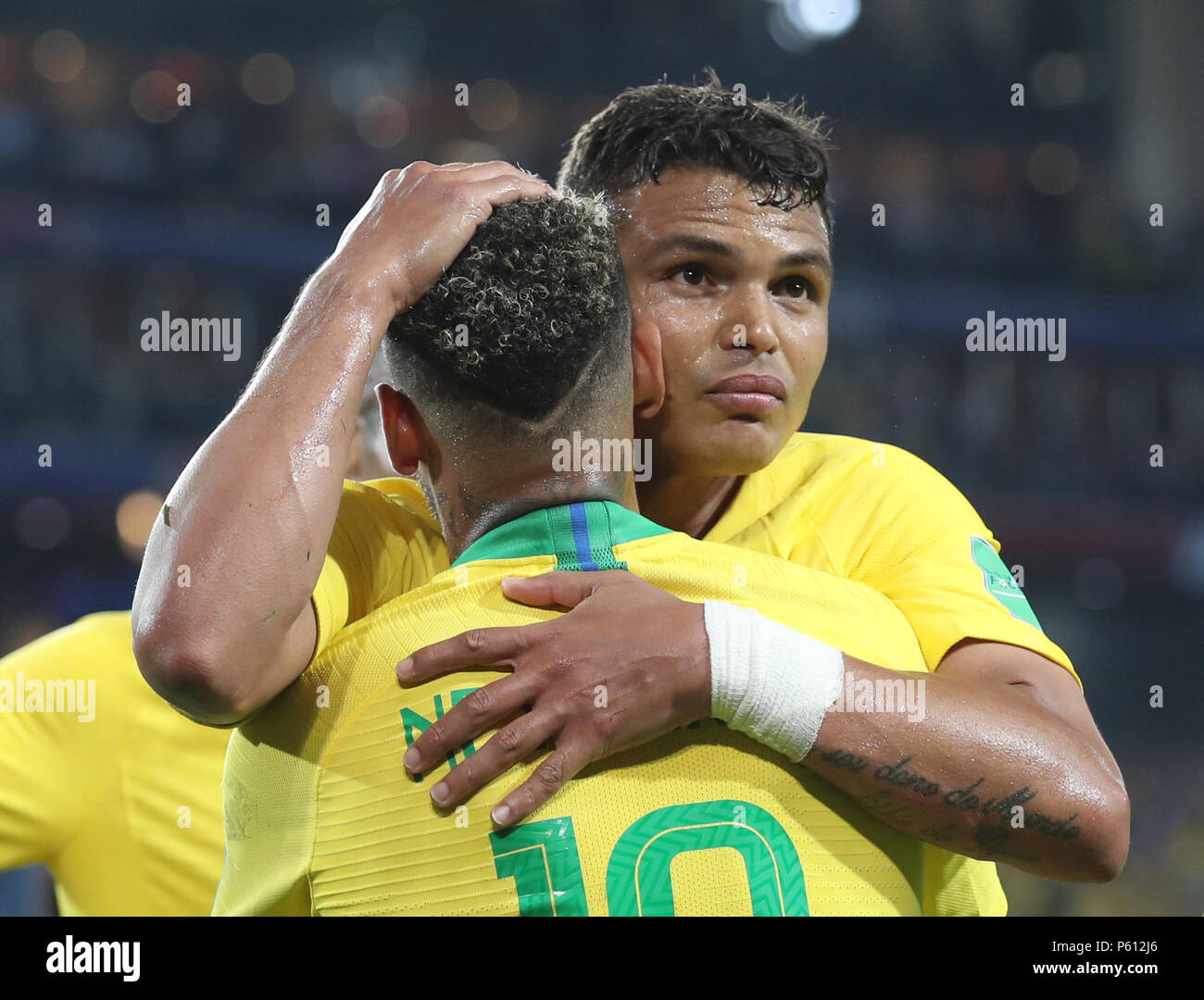 Moscou, Russie. 27 Juin, 2018. Thiago Silva (R) du Brésil fête marquant avec Neymar lors de la Coupe du Monde 2018 Groupe E match entre le Brésil et la Serbie dans la région de Moscou, Russie, le 27 juin 2018. Credit : Bai Xueqi/Xinhua/Alamy Live News Banque D'Images