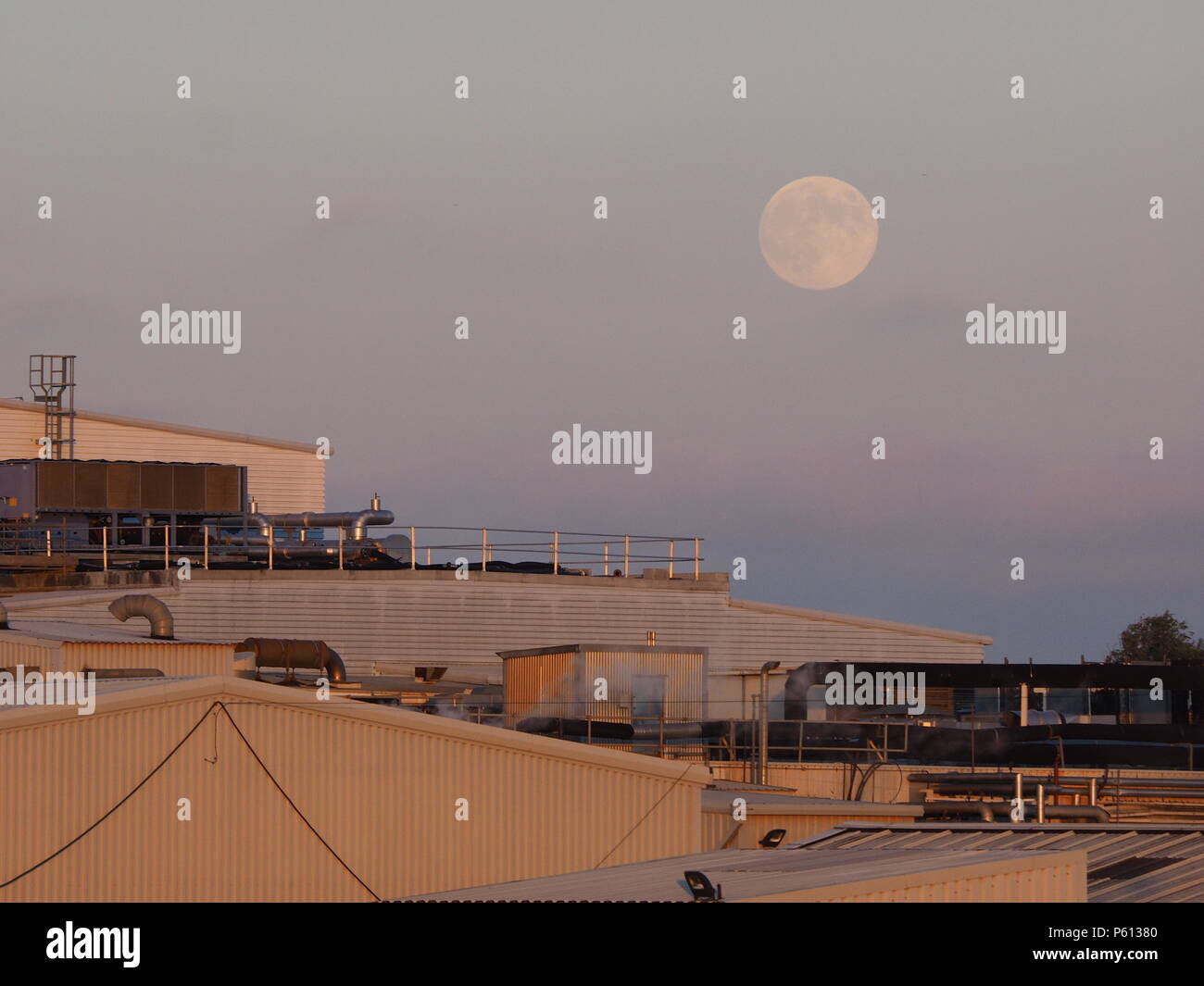 Queenborough, Kent, UK. 27 Juin, 2018. Météo France : la pleine lune se lève derrière la fraise d'Aesica laboratoires dans la ville de Queenborough, dans le Kent. Credit : James Bell/Alamy Live News Banque D'Images