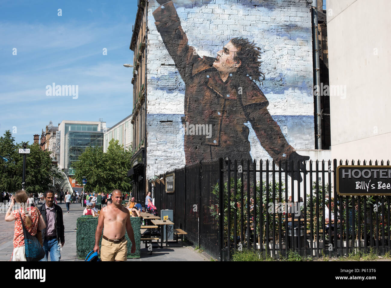 Glasgow, Royaume-Uni. 27 Jun, 2018. Météo France : Les gens de l'extérieur une eclaircie pub à St Enoch Square, avec Jack Vettriano est Billy Connolly murale sur le mur Crédit : Tony Clerkson/Alamy Live News Banque D'Images