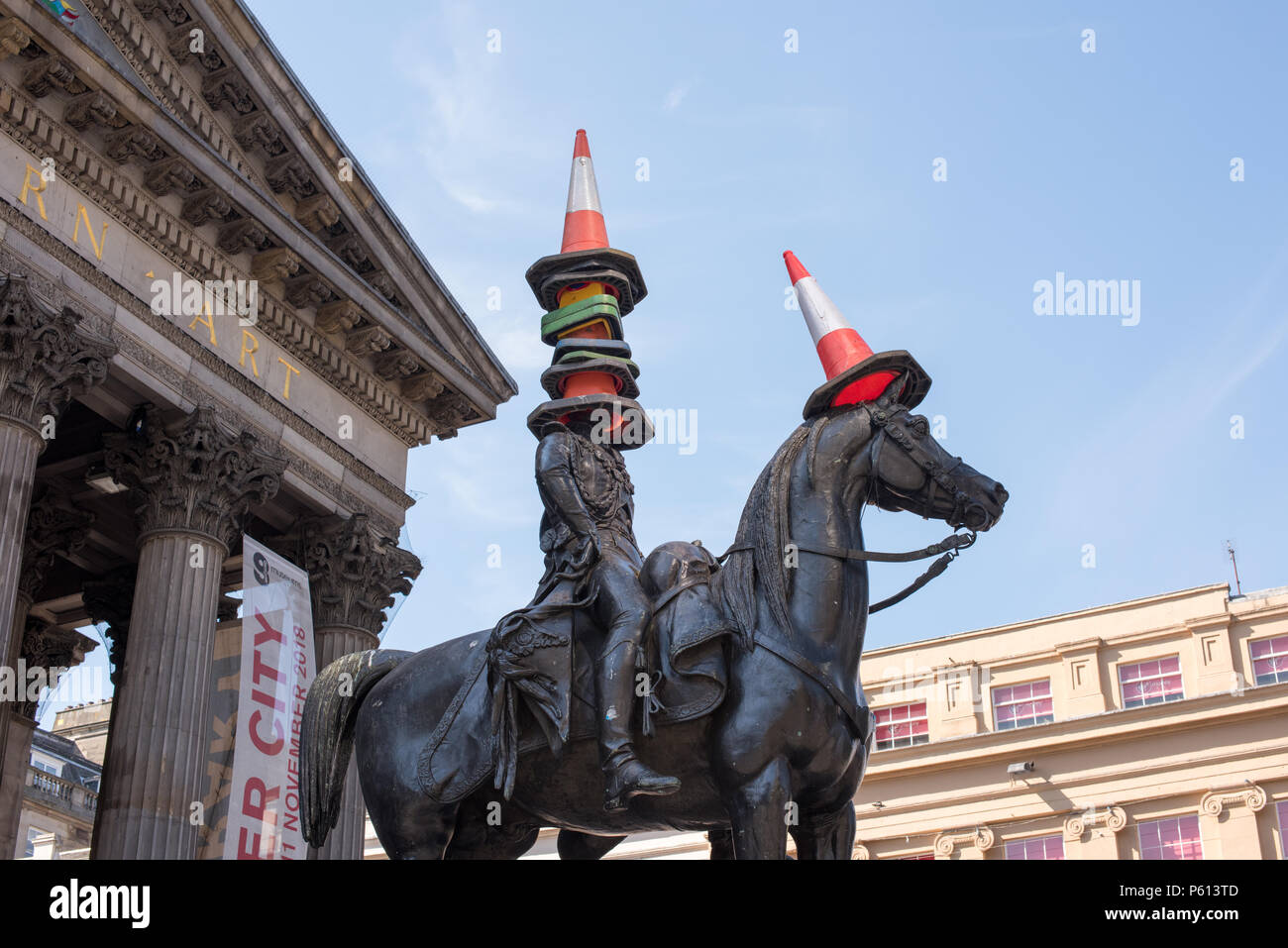 Glasgow, Royaume-Uni. 27 Jun, 2018. Météo France : attraction touristique insolite la statue du duc de Wellington est l'utilisation des cônes sur la tête dans le soleil d'été Crédit : Tony Clerkson/Alamy Live News Banque D'Images