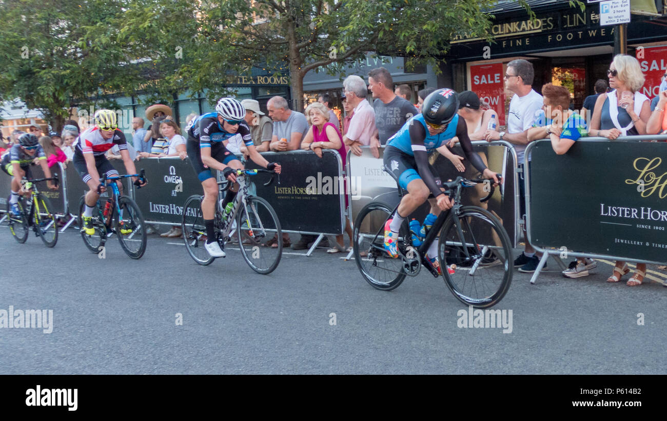 Bradford, West Yorkshire, Royaume-Uni. 27 juin 2018. Joe Pidcock jeter un oeil à ses concurrents au cours de la cinquième année du cycle d'Ilkley courses où les frères Brownlee ont participé à deux événements sparate (Jonny Brownlee avec casque jaune). Rebecca Cole/Alamy Live News Crédit : Rebecca Cole/Alamy Live News Banque D'Images