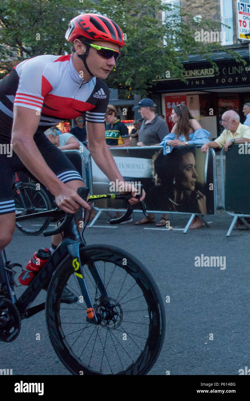 Bradford, West Yorkshire, Royaume-Uni. 27 juin 2018. Alistair Brownlee sur tour de chauffe des courses. Cycle Ilkley Rebecca Cole/Alamy Live News Crédit : Rebecca Cole/Alamy Live News Banque D'Images