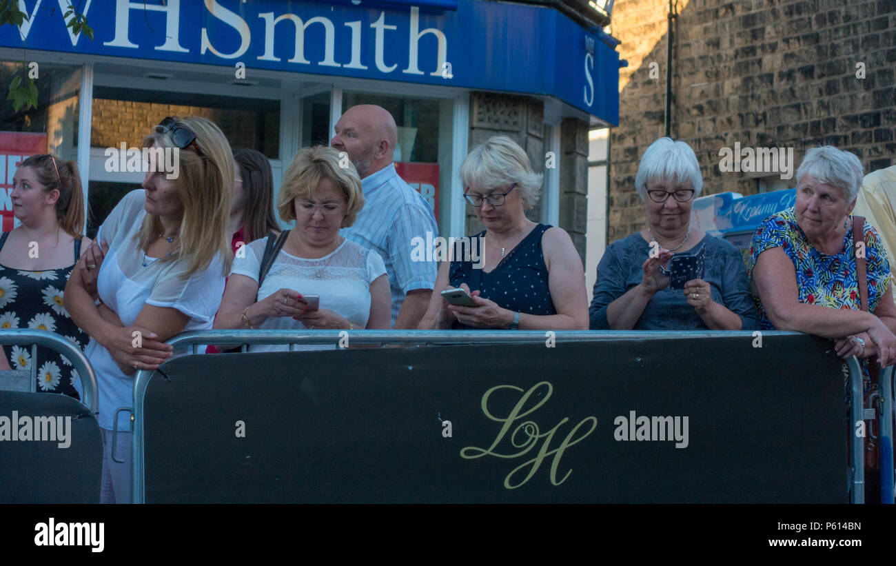Bradford, West Yorkshire, Royaume-Uni. 27 juin 2018. Keen fans prendre à leurs téléphones pour envoyer des photos d'Alistair Brownlee puisqu'il prend part à l'Ilkley courses cyclistes. Rebecca Cole/Alamy Live News Crédit : Rebecca Cole/Alamy Live News Banque D'Images