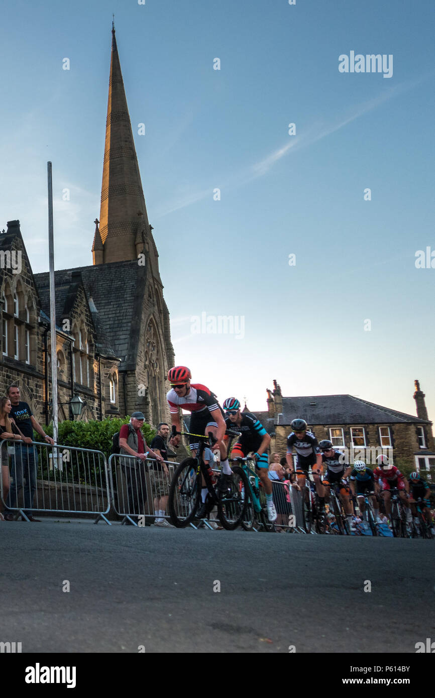 Bradford, West Yorkshire, Royaume-Uni. 27 juin 2018. Alistair Brownlee rivalise séparément à son frère sur une superbe soirée dans la cinquième année de l'Ilkley courses cyclistes. Rebecca Cole/Alamy Live News Crédit : Rebecca Cole/Alamy Live News Banque D'Images