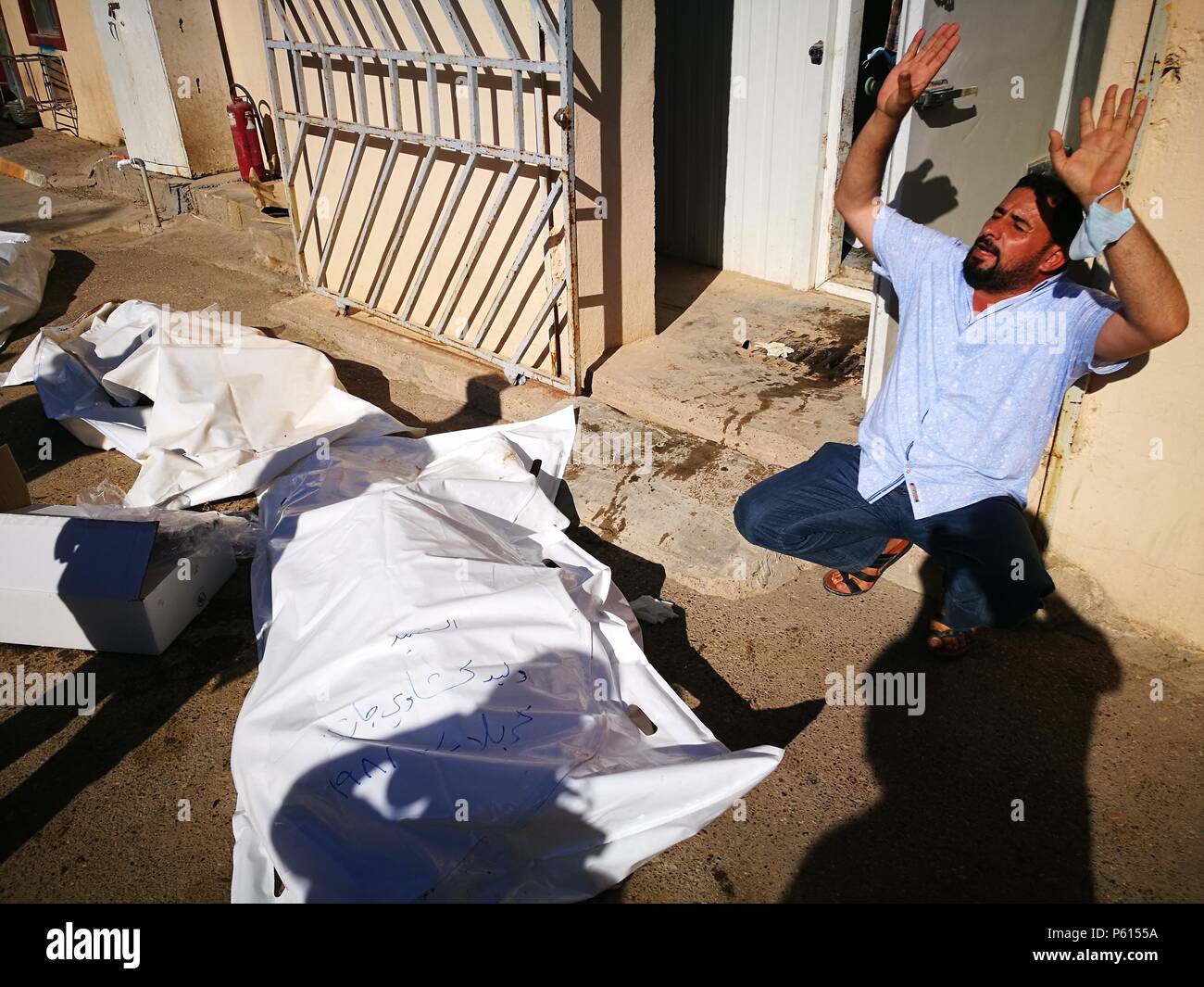 (180627) -- Tanya Saint-val SOLEIL KHURMATO (Iraq), 27 juin 2018 (Xinhua) -- un homme réagit à côté d'organes de l'enlèvements de Tanya Saint-val Soleil Khurmato, l'Iraq, le 27 juin 2018. Les forces de sécurité irakiennes le mercredi trouvé huit organes exécuté des personnes enlevées auparavant par l'État islamique extrémiste (EST) militants dans l'eastern province de Diyala, une source de la sécurité provinciale a dit. (Xinhua) Banque D'Images