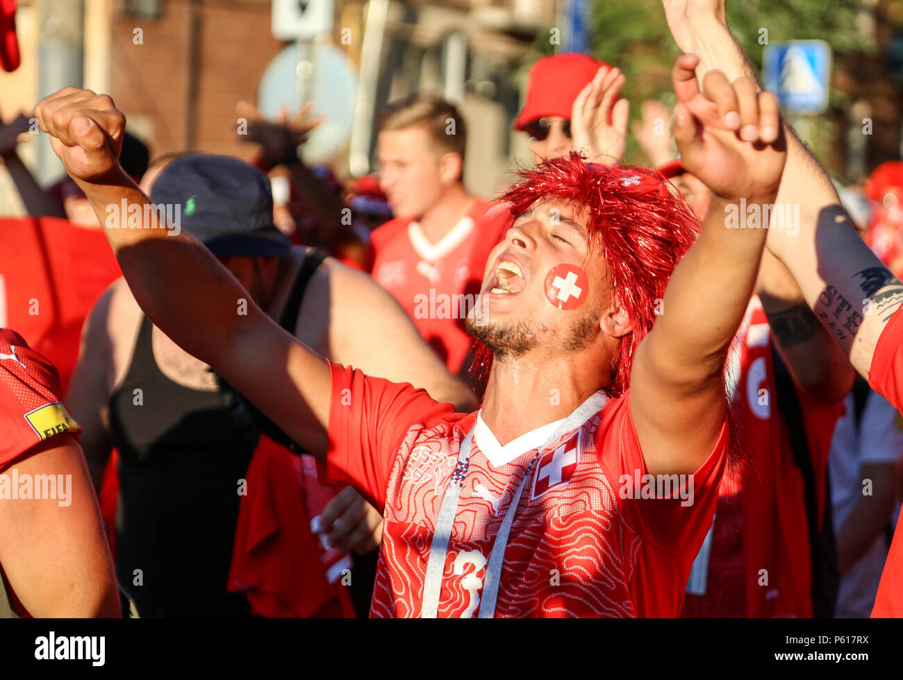 Un fan de football suisse vu le chant. Des centaines de fans de football suisse vu avant le match dans le centre-ville entre la Suisse contre le Costa Rica. Banque D'Images