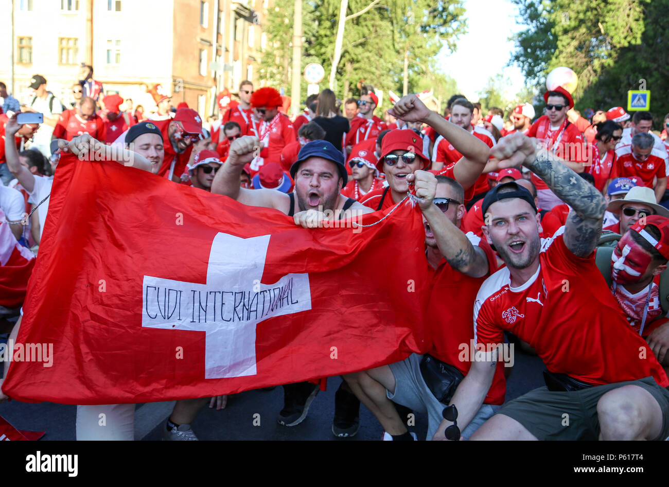 Swiss football fans vu avec leur drapeau national. Des centaines de fans de football suisse vu avant le match dans le centre-ville entre la Suisse contre le Costa Rica. Banque D'Images