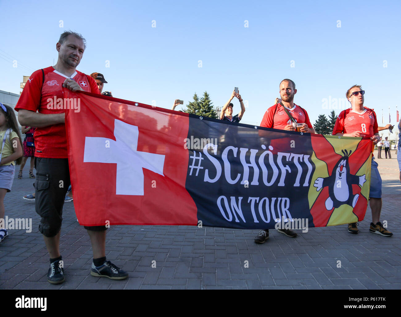 Swiss football fans vu avec une bannière. Des centaines de fans de football suisse vu avant le match dans le centre-ville entre la Suisse contre le Costa Rica. Banque D'Images