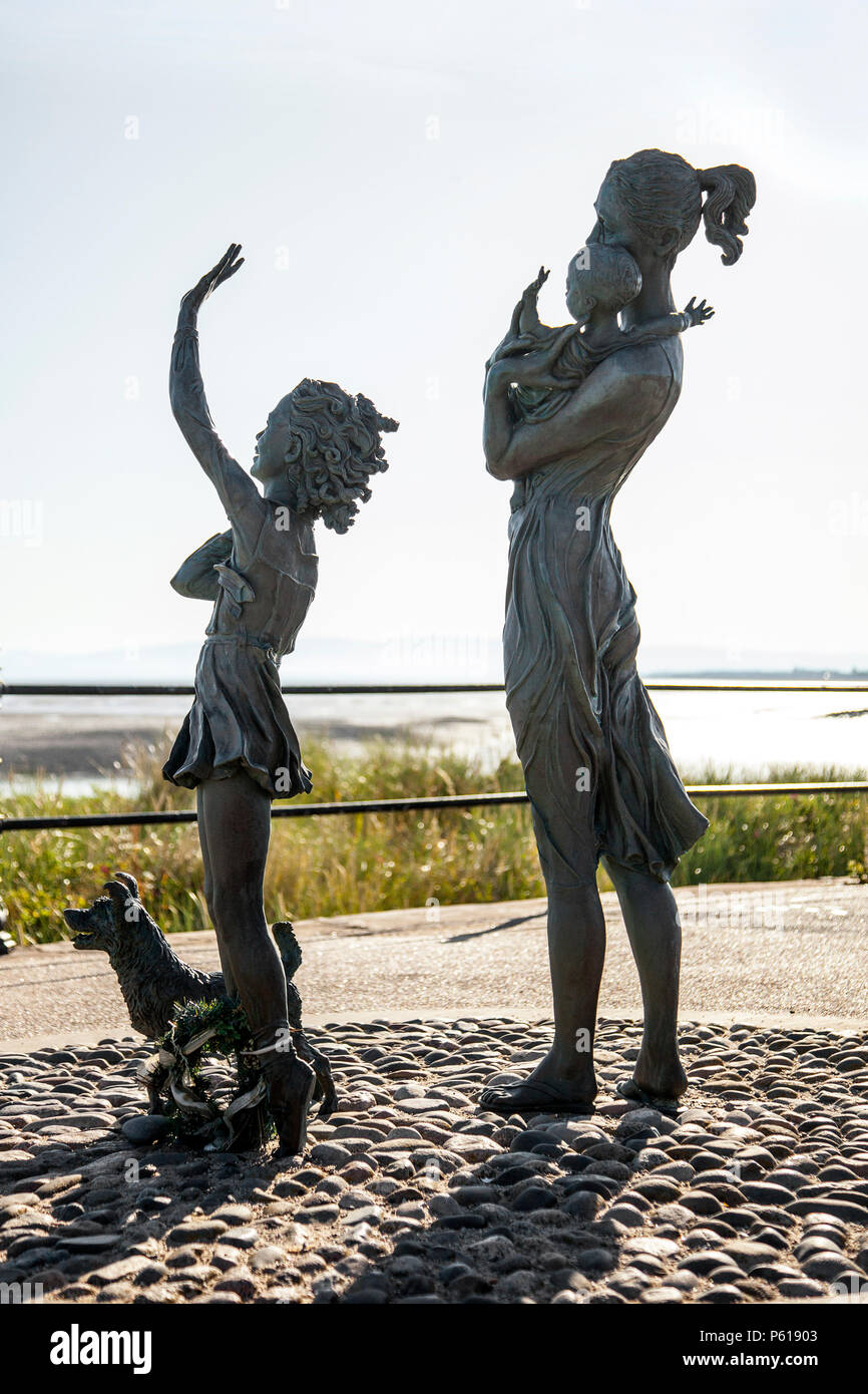 Fleetwood, Lancashire. 28 Jun, 2018. Météo France : lumineuse, ensoleillée de commencer la journée à l'estuaire de Wyre avec les températures côtières devrait encore dépasser 30C sur la côte nord-ouest. Cette sculpture 'Welcome Home' marquant l'entrée du port de Fleetwood est un mémorial pour les nombreux pêcheurs qui ont perdu la vie au cours de la période où a été Fleetwood un important port de pêche. /AlamyLiveNews MediaWorldImages : crédit. Banque D'Images