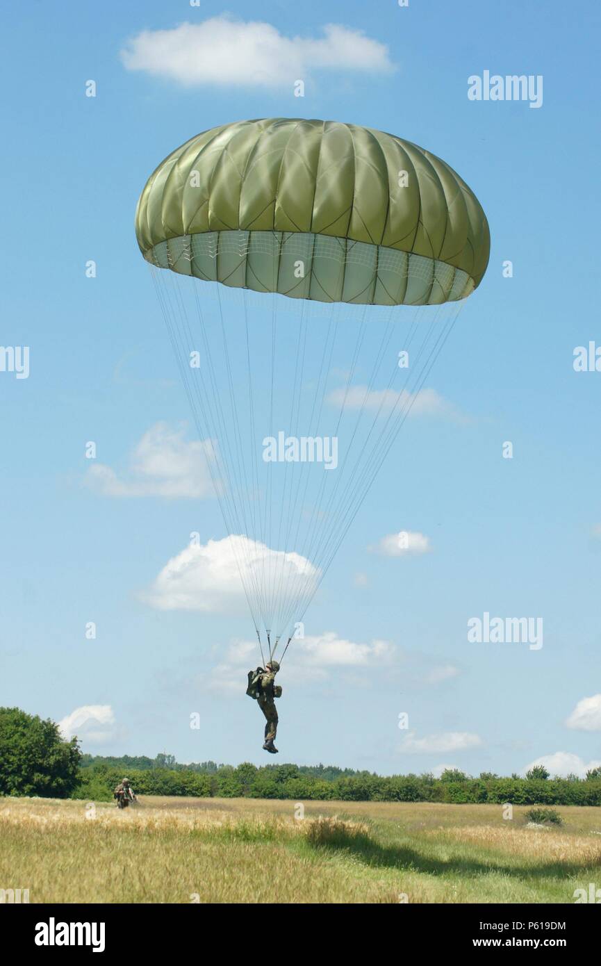 Duren Deutschland Juin 18 Semaine Du Saut En Parachute Brigade Aeroportee 1 Dans La Sarre Commencer A Partir De L Aeroport Karlsruhe Decoller A Duren Pres De Sarrelouis De La 26e Parachutiste Duren Deutschland Juin 18 Semaine Du Saut En Parachute Brigade Aeroportee 1 Dans La Sarre Commencer A Partir De L Aeroport Karlsruhe Decoller A Duren Pres De Sarrelouis De La 26e Parachutiste