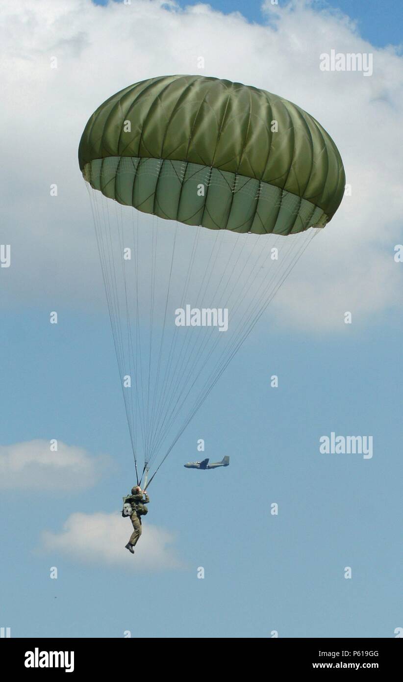 Duren Deutschland Juin 18 Semaine Du Saut En Parachute Brigade Aeroportee 1 Dans La Sarre Commencer A Partir De L Aeroport Karlsruhe Decoller A Duren Pres De Sarrelouis De La 26e Parachutiste Duren Deutschland Juin 18 Semaine Du Saut En Parachute Brigade Aeroportee 1 Dans La Sarre Commencer A Partir De L Aeroport Karlsruhe Decoller A Duren Pres De Sarrelouis De La 26e Parachutiste