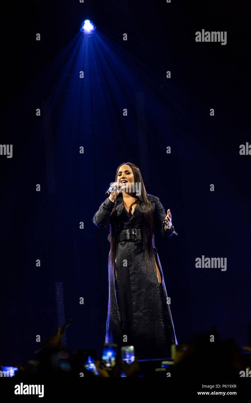 Bologne, Italie, 27 juin 2018 : Demi Lovato joue sur la scène pour la première fois en Italie, à Unipol Arena à Bologne, pour elle me dire que vous m'aimez Tour - Valeria Portinari/Alamy Live News Banque D'Images