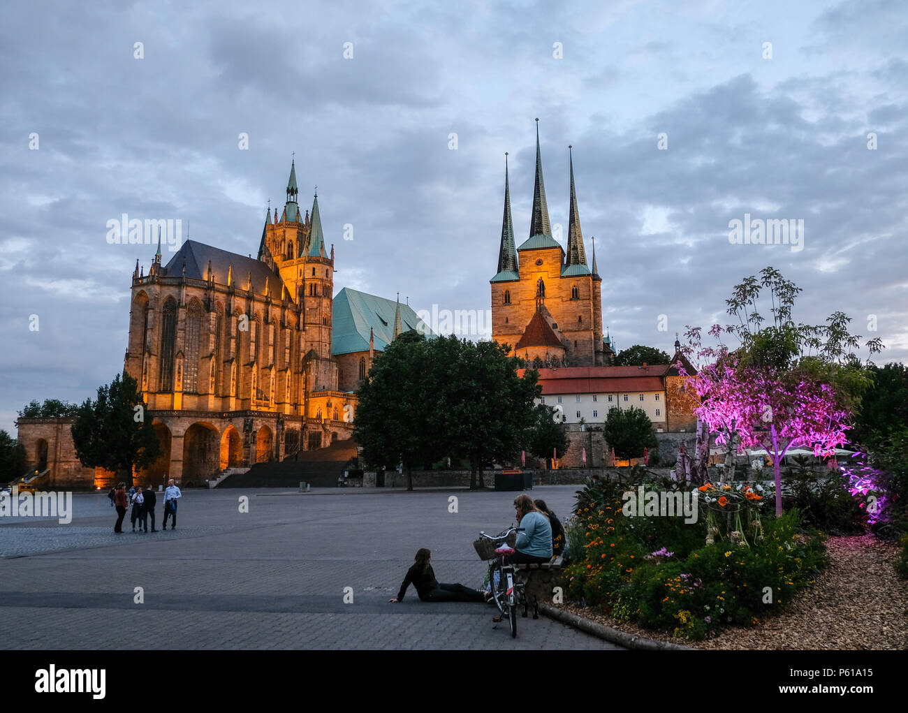 Erfurt, Allemagne. 27 Juin, 2018. La Cathédrale d'Erfurt (L) et l'église Saint Severi sont magnifiquement éclairé pendant le coucher du soleil. Credit : Jens Kalaene/dpa/Alamy Live News Banque D'Images