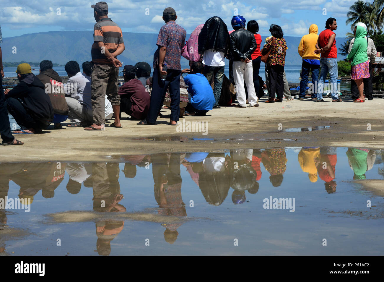 (180628) -- SUMATERA, 28 juin 2018 (Xinhua) -- des proches de victimes d'un bateau chaviré attendre news à Tigarasa dans port Lac Toba, North Sumatra, Indonésie, le 28 juin 2018. Le bateau a coulé Sinar Bangun le 18 juin après avoir quitté Simanindo port dans le district de Samosir. Au moins 4 personnes sont mortes et plus de 192 autres disparus dans l'accident. (XInhua/ti'Kuncahya B.) (côté droit) Banque D'Images