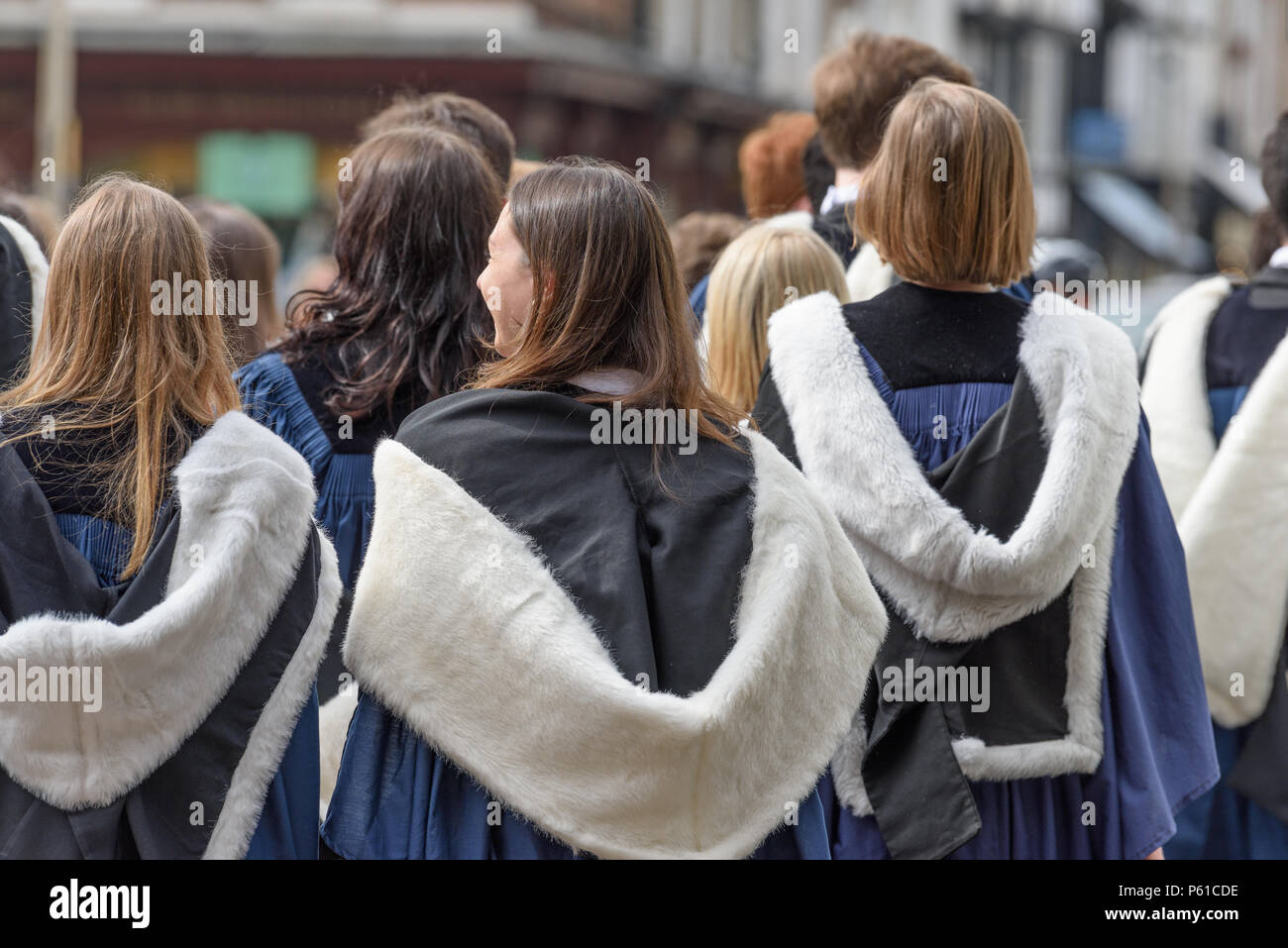 Cambridge, Angleterre. 28 juin 2018. Finissants de Gonville et Caius College, Université de Cambridge, Angleterre, processus en Sénat Chambre grâce à sa porte principale, le 28 juin 2018 pour leur grade/Cérémonie de remise de diplômes. Crédit : Michael Foley/Alamy Live News Banque D'Images