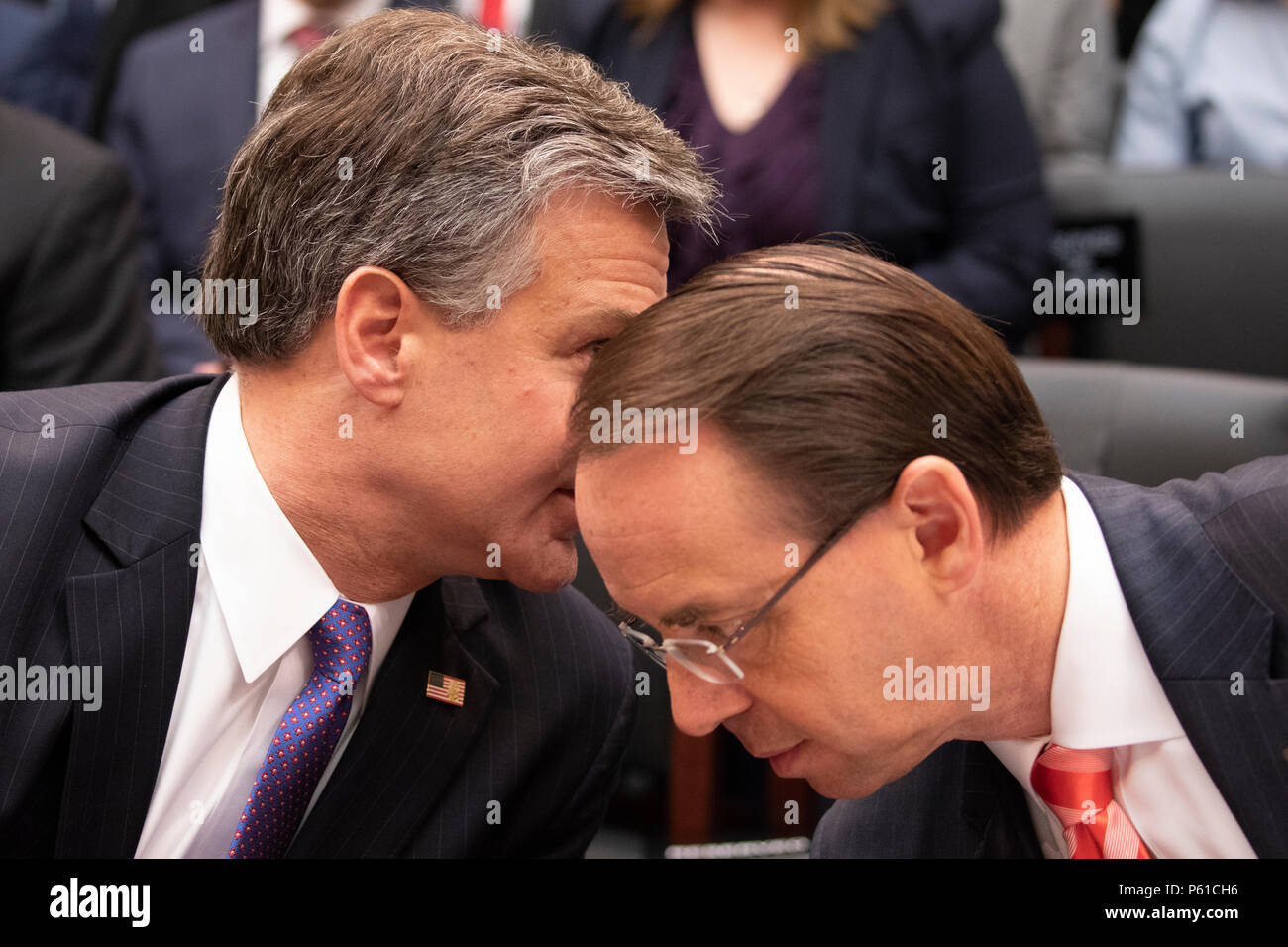 Le Directeur du FBI, Cristopher Wray, gauche, chuchotements d'United States Sous-procureur général Rod Rosenstein, droit, avant d'une Chambre des représentants des États-Unis audition Commission judiciaire sur la colline du Capitole à Washington, DC Le 28 juin 2018. Crédit : Alex Edelman/CNP /MediaPunch Banque D'Images