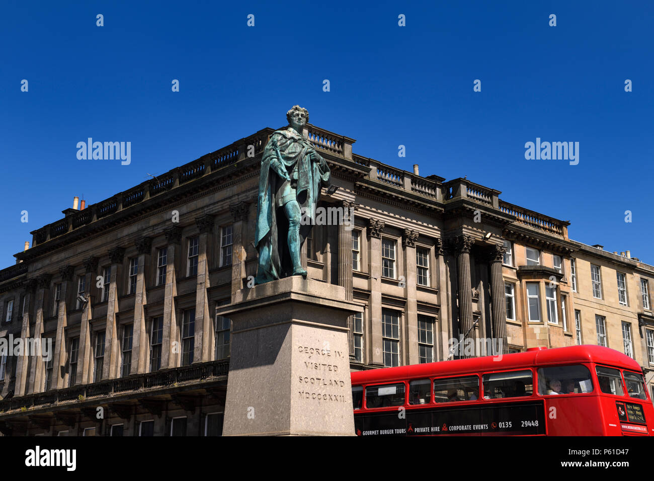 Statue et monument à la visite du roi George IV d'Écosse en 1822 avec red bus dans George Street Edinburgh Scotland UK Banque D'Images
