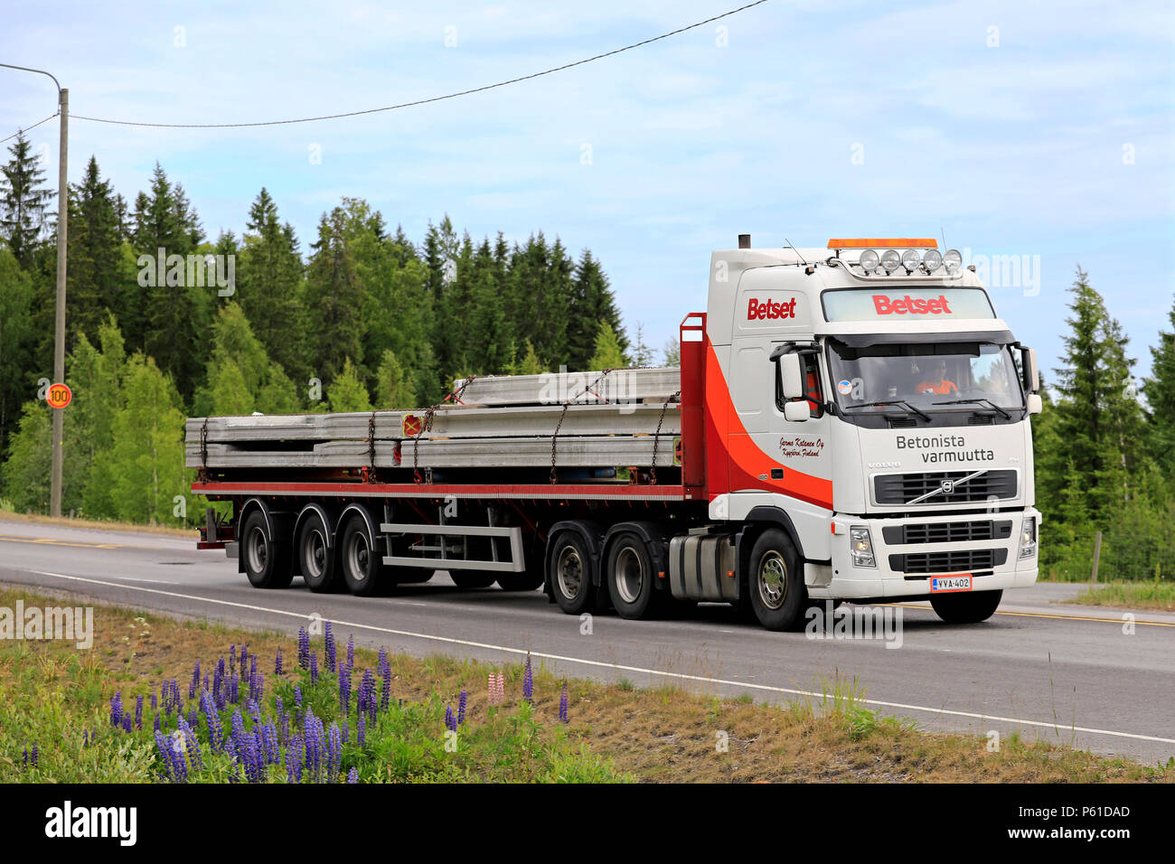 Volvo fh semi-remorque pour Betset Oy transporte une charge complète de béton le long de la route sur un jour de l'été dans Hirvaskangas, Finlande - le 15 juin 2018. Banque D'Images