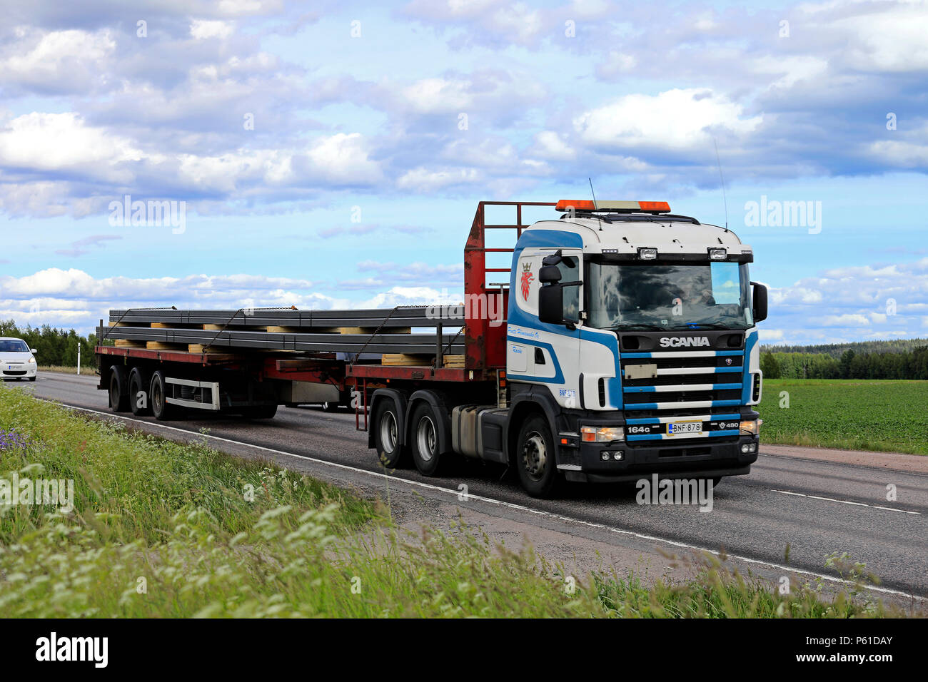 Scania 164G semi-remorque transporte une charge de structures d'acier le long de la route de l'été à Jamsa, Finlande - le 14 juin 2018. Banque D'Images