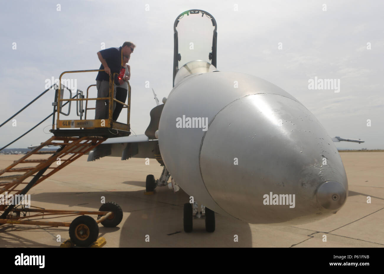 Le recrutement des enseignants de Lansing, Mich., stations et villes jumelées, Minn., regardez le cockpit d'un F/A-18B Hornet avec Marine Fighter Attack Squadron (VMFA) lors d'un atelier de 323 éducateurs à bord de Marine Corps Air Station Miramar, Californie, le 6 avril. Les éducateurs ont visité MCAS Miramar pour en savoir plus sur le côté de l'aviation de la Marine Corps et vie à un milieu marin après la formation de base. Banque D'Images