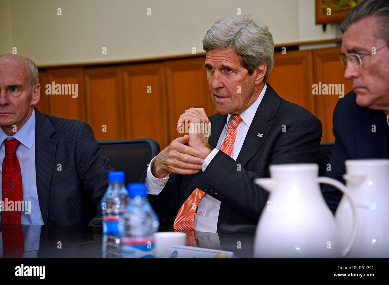 Le secrétaire d'Etat John Kerry s'est entretenu avec le général John Nicholson, commandant des forces américaines en Afghanistan, au Camp appui résolu à Kaboul, Afghanistan. Au cours de sa visite, Secrétaire Kerry a également parlé avec certains des soldats déployés au Camp soutien résolu et a exprimé sa gratitude pour leur service. Banque D'Images