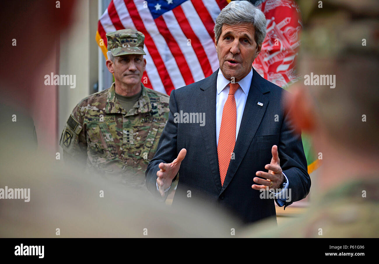 Le secrétaire d'Etat John Kerry s'est entretenu avec le général John Nicholson, commandant des forces américaines en Afghanistan, au Camp appui résolu à Kaboul, Afghanistan. Au cours de sa visite, Secrétaire Kerry a également parlé avec certains des soldats déployés au Camp soutien résolu et a exprimé sa gratitude pour leur service. Banque D'Images