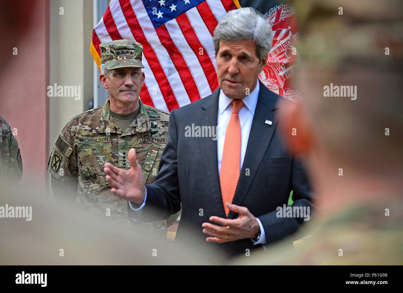 Le secrétaire d'Etat John Kerry s'est entretenu avec le général John Nicholson, commandant des forces américaines en Afghanistan, au Camp appui résolu à Kaboul, Afghanistan. Au cours de sa visite, Secrétaire Kerry a également parlé avec certains des soldats déployés au Camp soutien résolu et a exprimé sa gratitude pour leur service. Banque D'Images