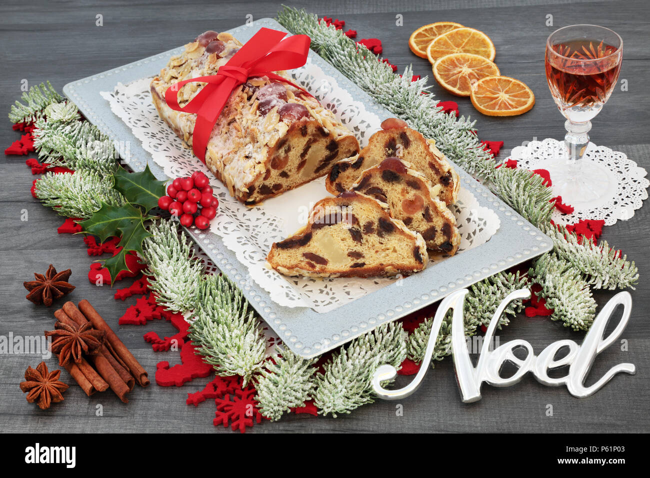 Gateau De Noel Stollen Avec Noel Signe Verre D Alcool De La Flore Et De Decorations D Hiver Sur Fond De Table En Bois Rustique Neerlandais Et Allemand Traditionnel Fr Photo Stock Alamy