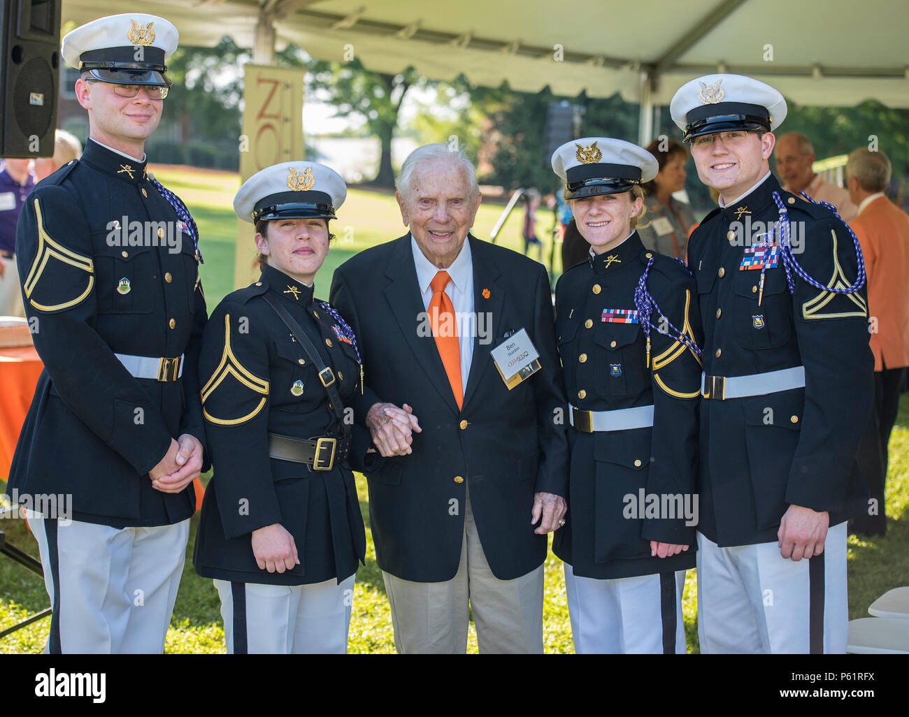 Le colonel Ben Skardon à la retraite a participé avec les cadets du ROTC de l'Université Clemson à la célébration du 100e anniversaire du ROTC sur Bowman Field, le 14 avril 2016. Skardon, un survivant de la marche de la mort de Bataan et professeur émérite, s'est joint à la cérémonie pour honorer le patrimoine du ROTC, encadrer les cadets et commémorer l'histoire militaire, y compris le service pendant la seconde Guerre mondiale. Les activités ont mis l'accent sur le leadership, la discipline, le travail d'équipe et l'héritage continu du programme ROTC dans la préparation des cadets au service militaire et à l'engagement civique. Banque D'Images