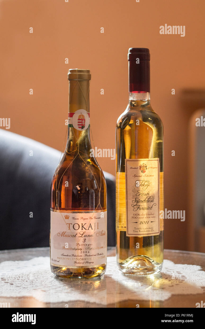 BUDAPEST, HONGRIE - le 4 avril 2015 : deux bouteilles de vin de Tokaji sur une table en verre fantaisie. Le Tokay est un vin blanc doux de la région de Tokaji, l'un des m Banque D'Images