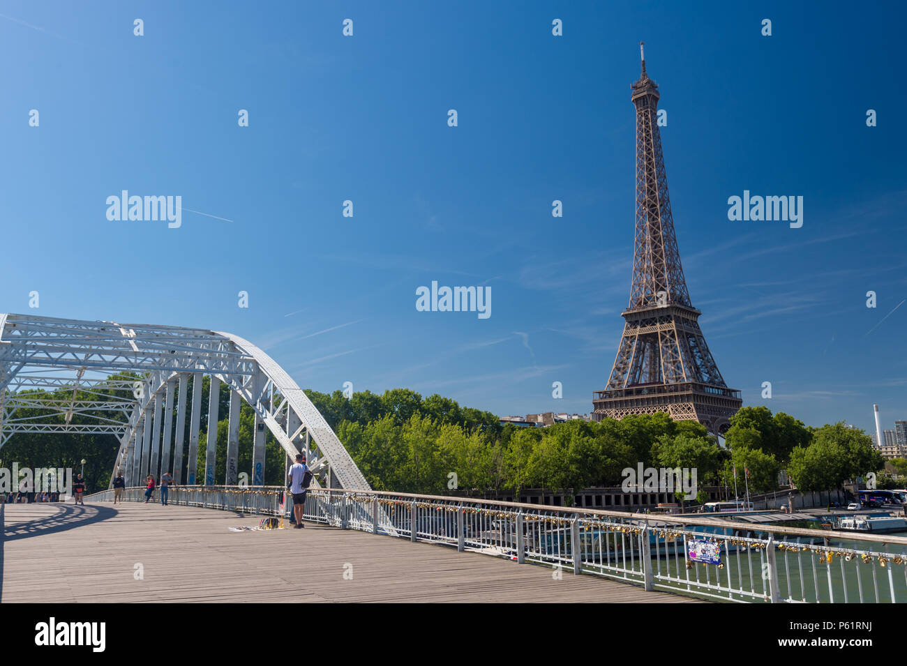 Paris, France - 23 juin 2018 : passerelle Debilly avec Tour Eiffel en arrière-plan. Banque D'Images