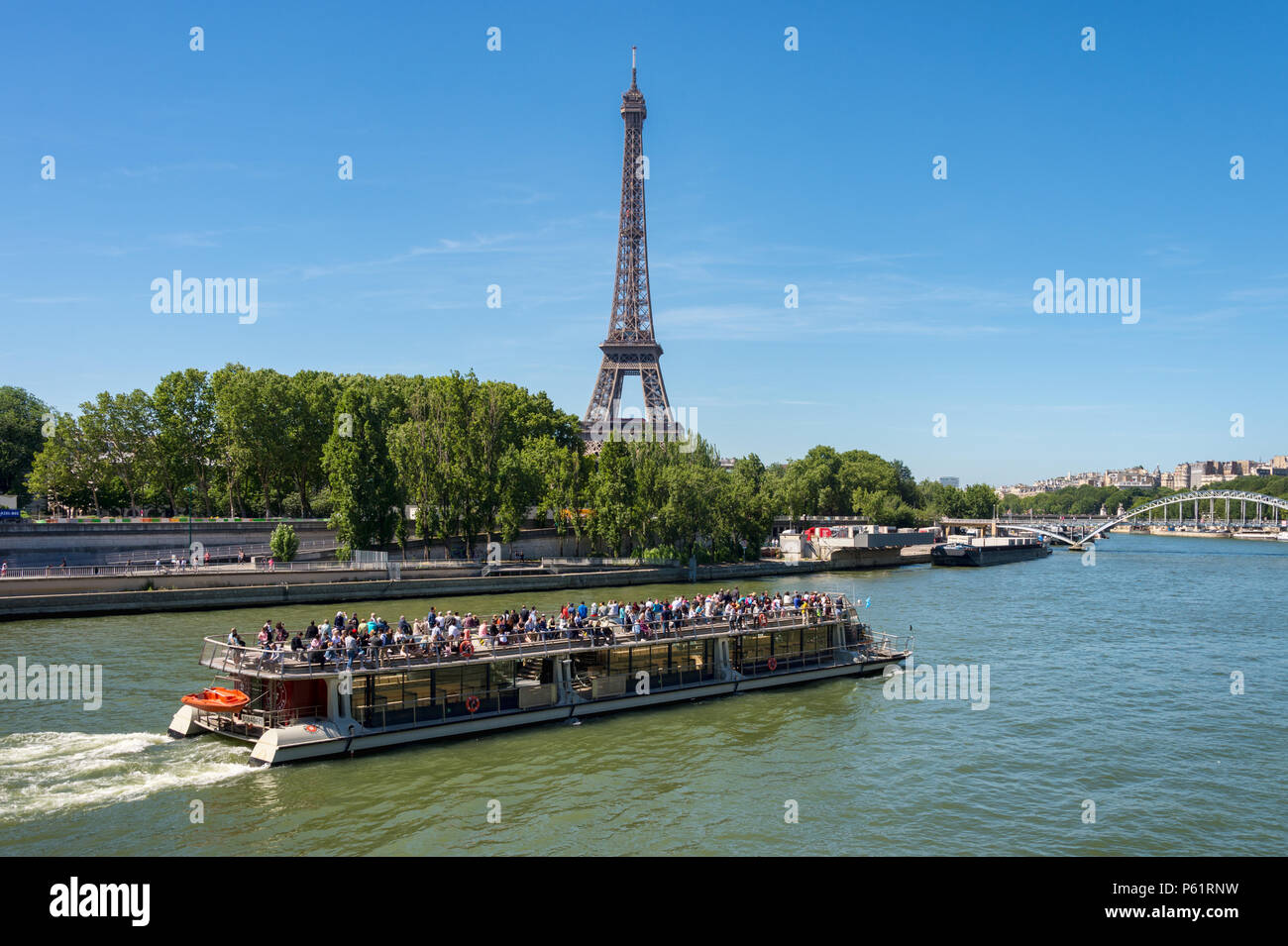 Paris, France - 23 juin 2018 : Bateau-mouche sur la Seine avec la Tour Eiffel en arrière-plan Banque D'Images