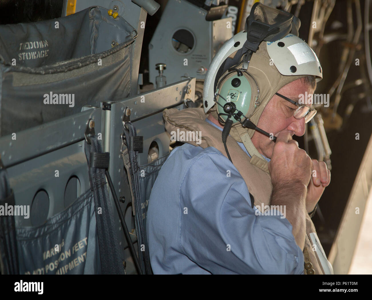 Le Secrétaire de la Défense Ashton Carter boards une MV-22B Osprey appartenant à l'escadron 265 à rotors basculants moyen maritime (renforcée), 31e Marine Expeditionary Unit, le 15 avril 2016 lors d'une visite à Antonio Bautista Base aérienne à Puerto Princesa City, Palawan, Philippines. Des avions de la VMM-265 (Rein.) prise en charge Carter's visites à des unités militaires des États-Unis d'effectuer des exercices autour des Philippines. Comme le Corps des Marines' seulement continuellement de l'avant de l'unité déployée, la 31e MEU est prêt à répondre à un large éventail d'opérations militaires, de missions d'aide humanitaire aux opérations de combat, à un mo Banque D'Images