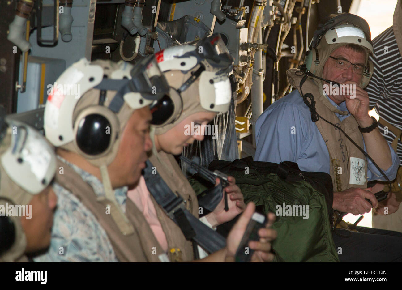 Le Secrétaire de la Défense Ashton Carter boards une MV-22B Osprey appartenant à l'escadron 265 à rotors basculants moyen maritime (renforcée), 31e Marine Expeditionary Unit, le 15 avril 2016 lors d'une visite à Antonio Bautista Base aérienne à Puerto Princesa City à Palawan, Philippines. Des avions de la VMM-265 (Rein.) prise en charge Carter's visites à des unités militaires des États-Unis d'effectuer des exercices autour des Philippines. Comme le Corps des Marines' seulement continuellement de l'avant de l'unité déployée, la 31e MEU est prêt à répondre à un large éventail d'opérations militaires, de missions d'aide humanitaire aux opérations de combat, limitée à un m Banque D'Images