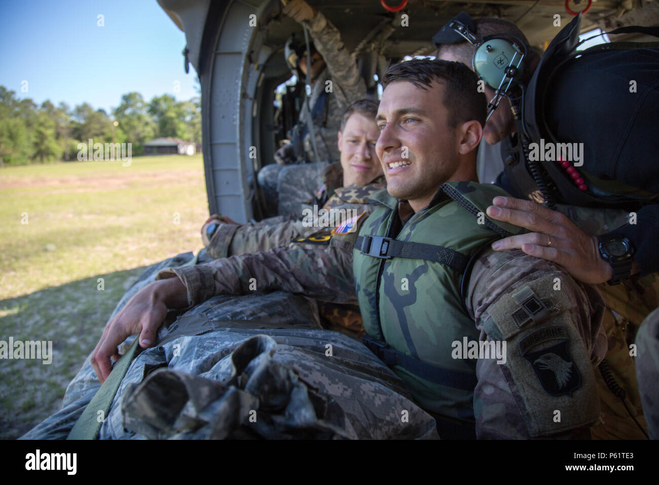 La 1ère Armée américaine, le Lieutenant Matthew Linarelli et le capitaine Michael White (arrière-plan), affecté à la 101e Division aéroportée, recevoir des instructions avant de décoller pour effectuer une opération d'un helocast UH-60 Black Hawk en victoire étang pendant le meilleur concours 2016 Rangers sur Fort Benning, en Géorgie, le 17 avril 2016. La 33e Conférence David E. Grange Jr. meilleure concurrence Ranger 2016 est un événement de trois jours comprenant des défis qui concurrent test physique, mental, et les capacités techniques. (U.S. Photo de l'armée par le sergent. Brian Kohl/libérés) Banque D'Images