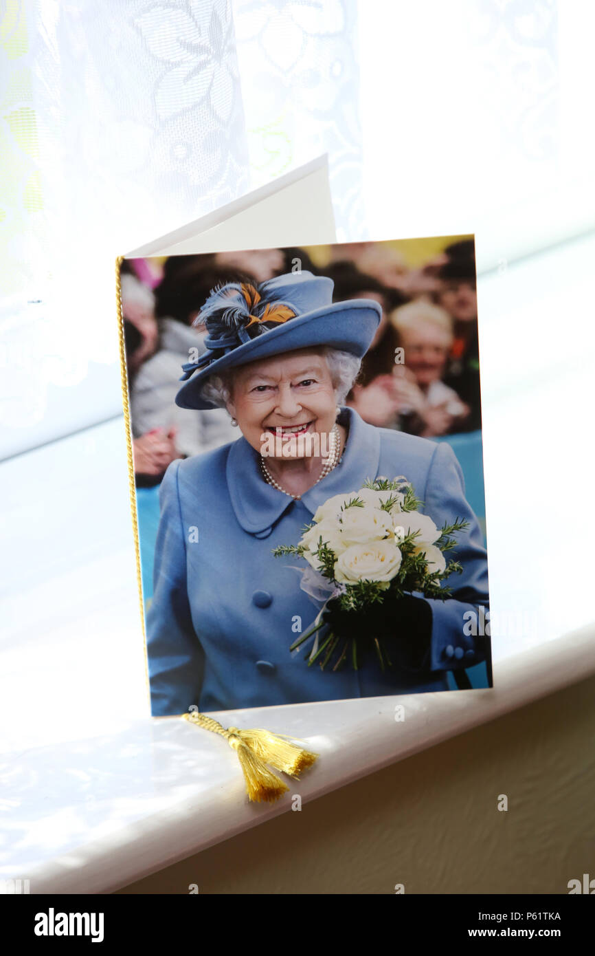 Un télégramme de la Reine envoyé à un couple célèbre son 65e anniversaire de mariage dans la région de West Sussex, UK. Banque D'Images