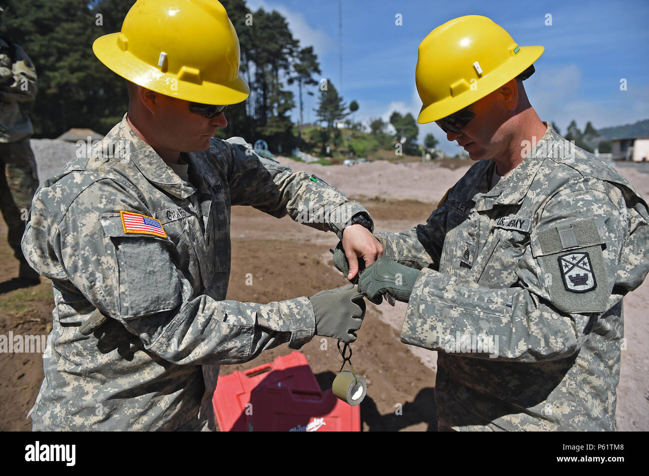 PALO GORDO, GUATEMALA - Tennessee National Guard 1er lieutenant Bernard Graves et le sergent. James Hatley, 212e compagnie du génie, de mesurer et d'un foret de bande avant de percer les trous dans la fondation à place d'armature sur le site de construction d'une nouvelle clinique médicale le 12 avril 2016 construction à Palo Gordo, au Guatemala. Le site de construction est l'une des trois cliniques médicales et deux écoles qui sont construits simultanément par un groupe de travail national mixte au Guatemala à l'appui de cette année, l'Armée américaine du sud au-delà de l'horizon de la mission. (U.S. Photo de l'Armée de l'air par la Haute Airman Dillon Davis/Rele Banque D'Images