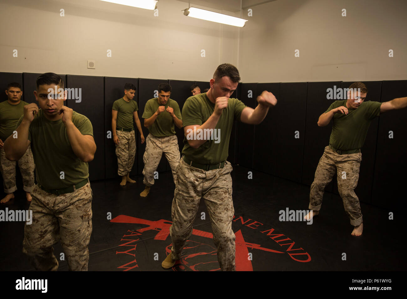 Marines participant à un programme d'arts martiaux du Marine Corps pratique Cours de mouvements et grèves à bord de Marine Corps Air Station Miramar, Californie, le 5 avril. Les mouvements de l'avant et les grèves ont fait partie d'un préchauffage avant la pratique de nouvelles techniques de MCMAP. (U.S. Marine Corps photo par le Sgt. Michael Thorn/libérés) Banque D'Images